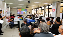 Reunião de pessoas ao vivo e online no Plenário Helvécio Arantes