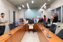 Vereadores estão assentados no Plenário Camil Caram