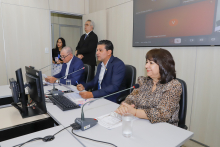Vereadores assentados no Plenário Helvécio Arantes em reunião da comissão