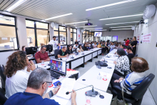 Vereadoras e convidados debatem no Plenário Helvécio Arantes, ao fundo é possível ver plateia com mais pessoas presentes
