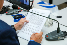 Mãos seguram documento 