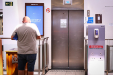 homem parado a frente de elevador
