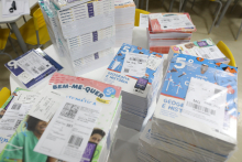 livros didáticos infantis empilhados e dispostos sobre uma mesa