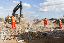 profissionais de limpeza tarabalhando em aterro sanitário