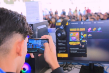 rapaz visto de costas jogando jogo eletrônico