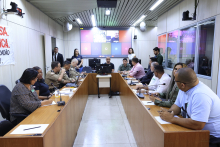 parlamentares e participantes presentes em audiência pública na câmara municipal de bh