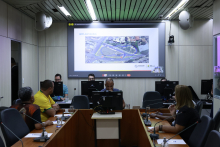 parlamentares e participantes presentes em reunião na câmara municipal de bh