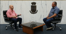 O jornalista Alessandro Duarte e o vereador Edmar Branco em entrevista no Plenário Amintas de Barros