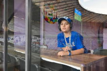 Menino observa partida da sala sensorial do estádio Mineirão