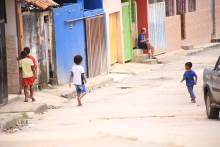 Casas e moradores na ocupação Vila Nova Paraíso