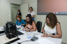 Vereadoras Luiza Dulci (PT), Loíde Gonçalves (MDB) e Juhlia Santos (Psol) sentadas no Plenário Helvécio Arantes