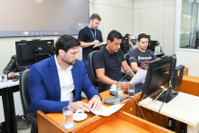 parlamentares presentes em reunião de comissão na câmara de bh