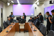 parlamentares presentes em reunião de comissão