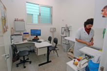 Médica em consultório de centro de saúde