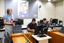 parlamentares presentes em reunião de comissão