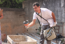 agente de combate a endemias realiza vistoria domiciliar