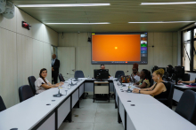 parlamentares e participantes presentes em audiência pública na câmara municipal de bh