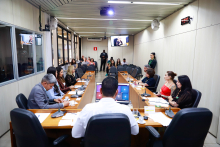 Vereador, produtores e vigilância sanitária reunidos durante audiência pública na CMBH