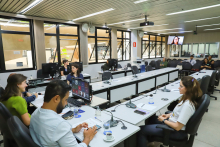 parlamentares e participantes presentes em audiência pública na câmara municipal de bh