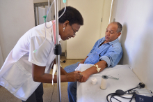 profissinal de saúde realiza atendimento a homem idoso