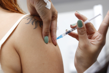 mulher recebendo vacina aplicada no braço