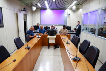 parlamentares presentes em reunião de comissão