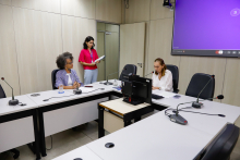 parlamentares presentes em reunião de comissão