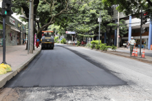 Máquina faz recapeamento de via