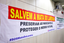 Faixa com os dizeres "Salvem a Mata do Lareira"