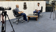 O jornalista Alessandro Duarte entrevista o vereador Uner Augusto no Plenário Amintas de Barros