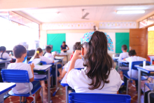 sala de aula com alunos,vista do fundo