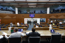 parlamentares presentes na reunião plenária da câmara de bh
