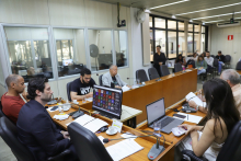 parlamentares e participantes presentes em audiência pública na câmara municipal de bh