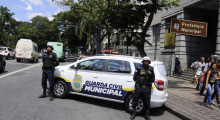 dois guardas civis ao lado de viatura
