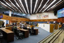 parlamentares presentes em reunião plenária da câmara de bh