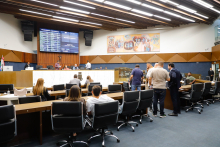Vereadores sentados e em pé durante reunião do Plenário