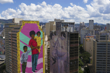 Vista aérea do centro da cidade, com arte colorida em empena de prédio