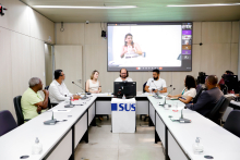 Vereador e médicos reunidos em audiência pública
