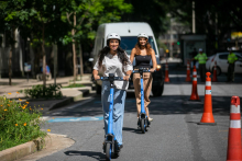 duas mulheres andando de patinete
