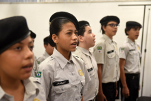 crianças uniformizadas em escola cívico militar